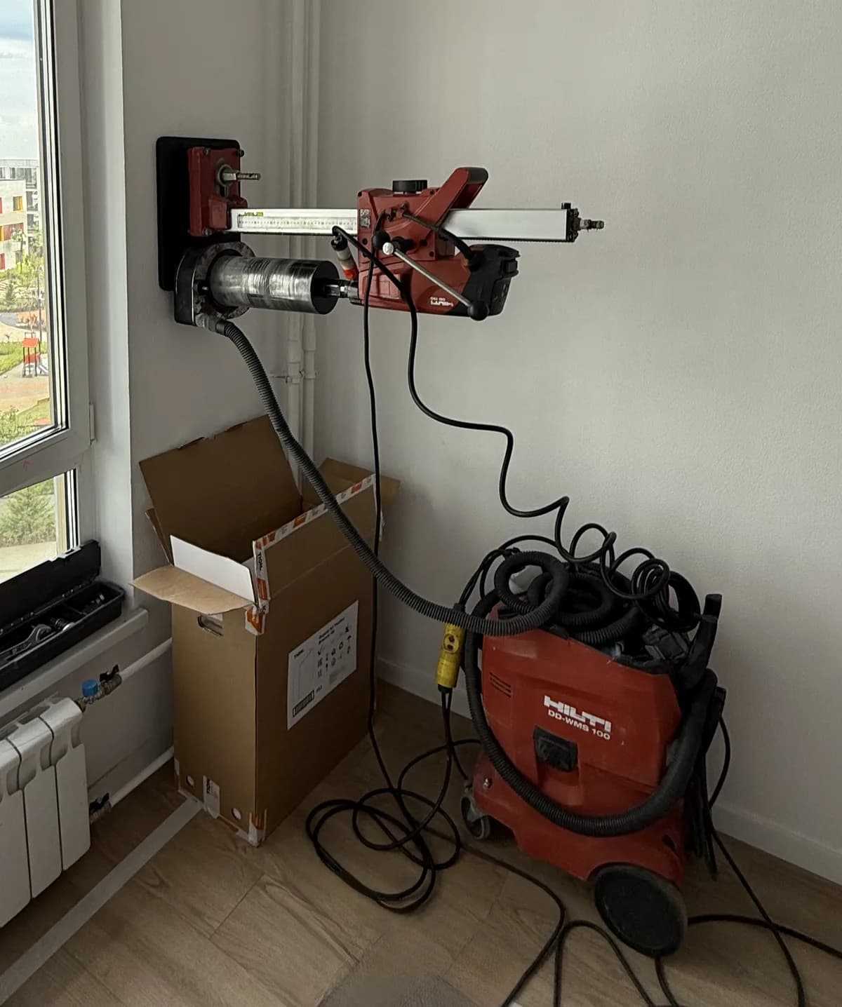 Алмазное бурение отверстия под бризер инструментом HILTI с пылесосом